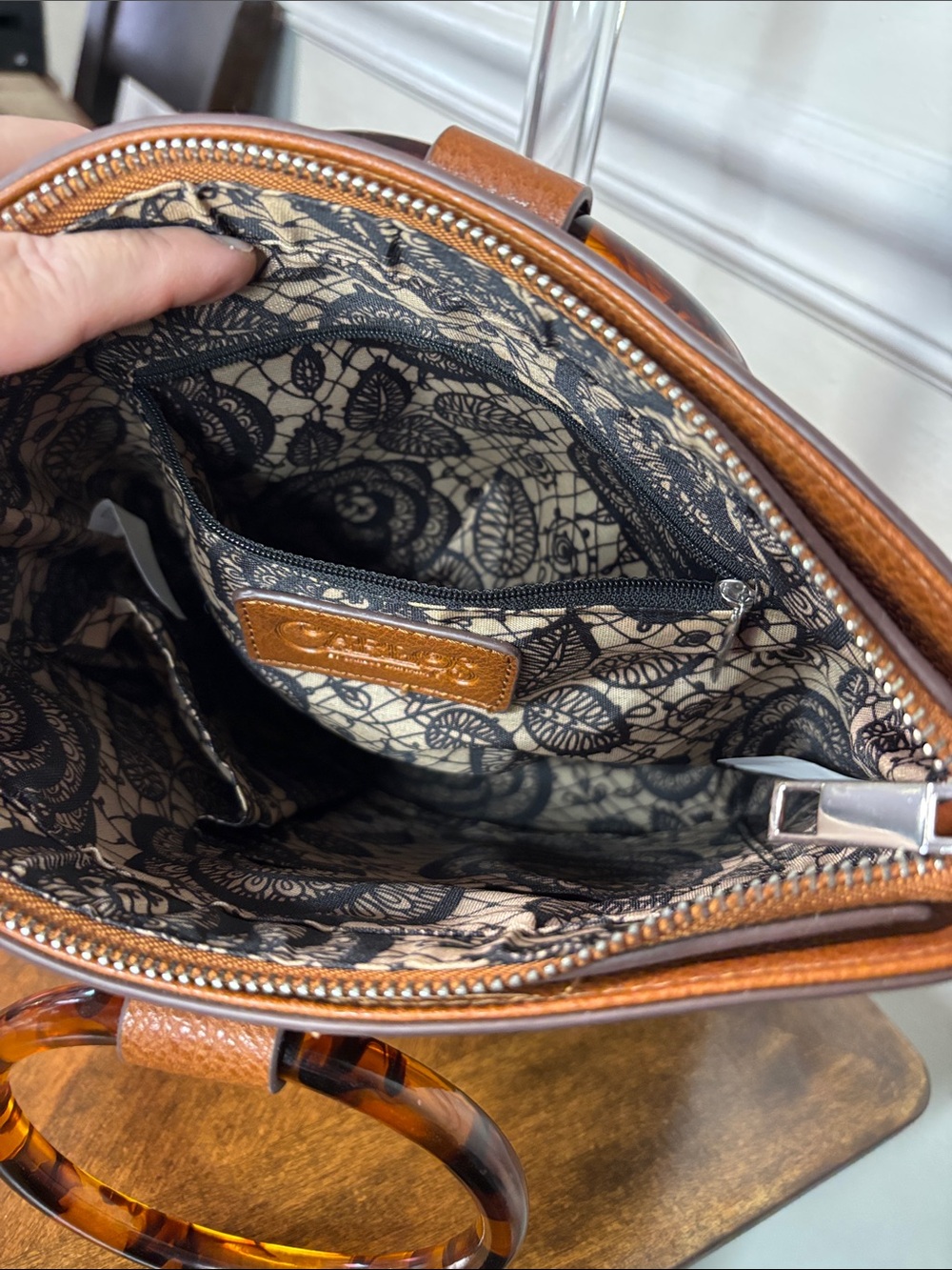 CARLOS SANTANA Tortoiseshell Handle Tan Crossbody Bag - Picture 12 of 16